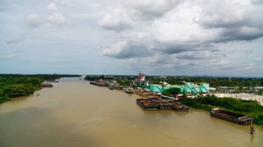Nehirdeki tekne ve mavi gökyüzü.