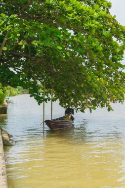 Nehirdeki tekne ve mavi gökyüzü.