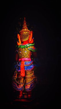 Siyah arka plan renklerle dolu.