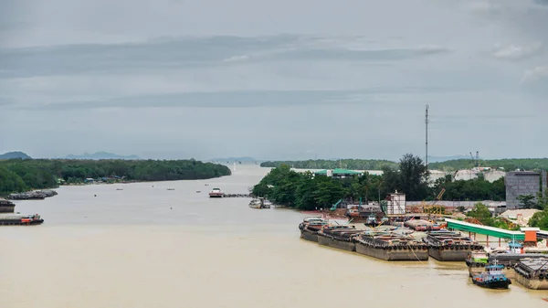 O barco no rio e céu azul . — Fotografia de Stock