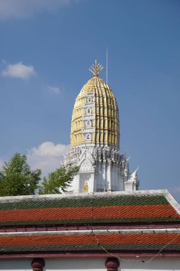 Antik pgodalar mavi gökyüzünde..