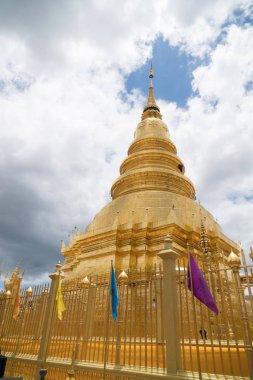 Eski altın podalar mavi gökyüzünde..