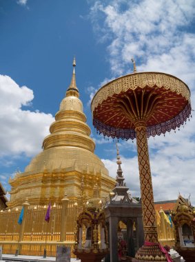 Antik pgodalar mavi gökyüzünde..