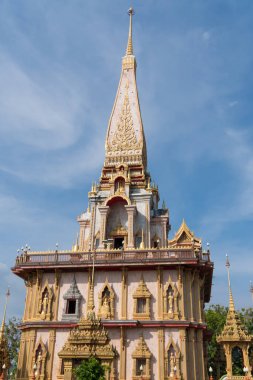 Antik pgodalar mavi gökyüzünde..