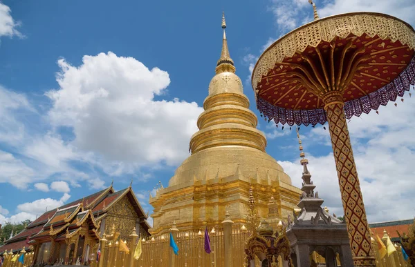 Starożytne pagody są w błękitnym niebie. — Zdjęcie stockowe