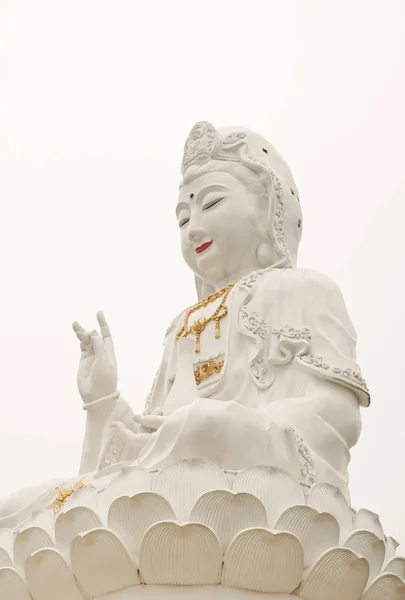 Den hvite Buddha-statuen sitter og er vakker. . – stockfoto