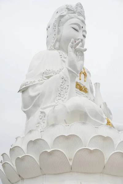 A estátua de Buda branco está sentado e bonito . — Fotografia de Stock