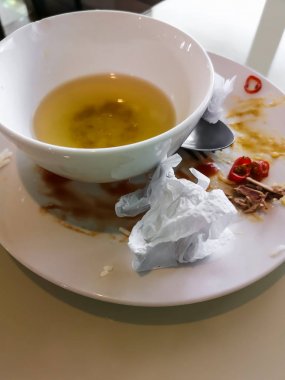 Pirinç ve tavuk köri bardak ile tabakta kalan, çorbalar bir