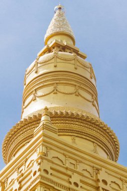 Mavi gökyüzünde Altın pagoda Bang Ton Tapınağı, Tayland
