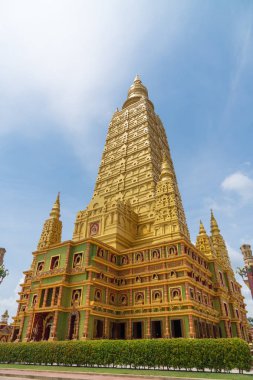 Mavi gökyüzünde Altın pagoda Bang Ton Tapınağı, Tayland