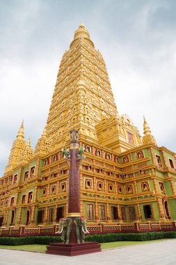 Mavi gökyüzünde Altın pagoda Bang Ton Tapınağı, Tayland