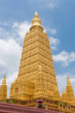 Mavi gökyüzünde Altın pagoda Bang Ton Tapınağı, Tayland