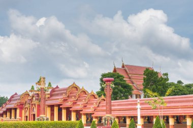 Güzel şeyler ve mavi gökyüzü ile güney Tayland Tapınağı, 