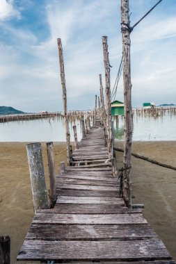 Tay balıkçı köyünde eski ahşap köprü.