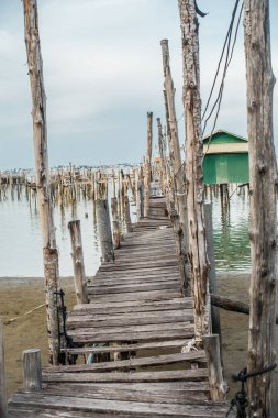 Tay balıkçı köyünde eski ahşap köprü.