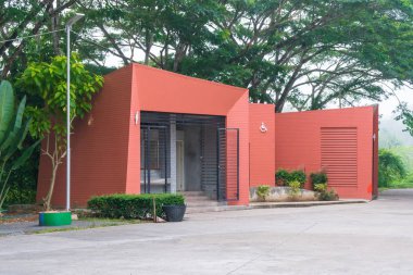 Sabah kamu kırmızı banyo bina.