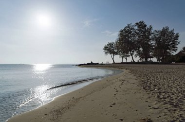 Güzel güneş ışığı ile sabah deniz ve mavi gökyüzü.