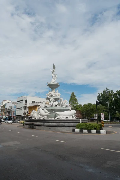 Trang çekme ortasında beyaz mermerden yapılmış Manatee Anıtı — Stok fotoğraf
