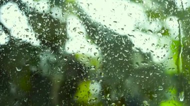 bir pencere aşağı çalışan yağmur damlaları.