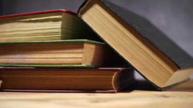 Eski bir ahşap masa kitap. Güzel koyu arka plan.