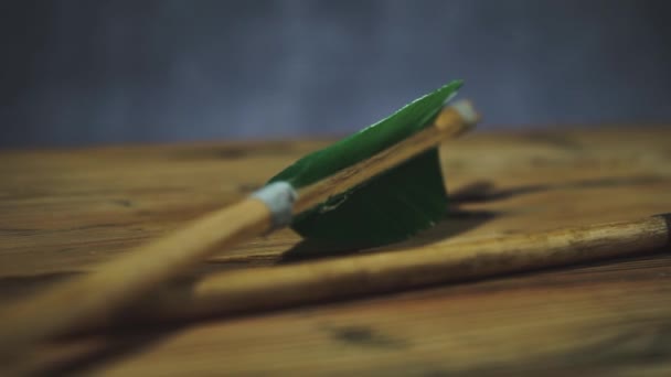 Flecha Madera Verde Giratoria Sobre Una Mesa Redonda Madera Hermoso — Vídeos de Stock