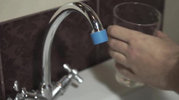 Ung Man Samlar Ett Glas Vatten Från Kranen — Stockvideo
