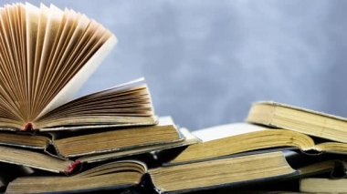 Eski bir ahşap masa kitap. Güzel koyu arka plan.