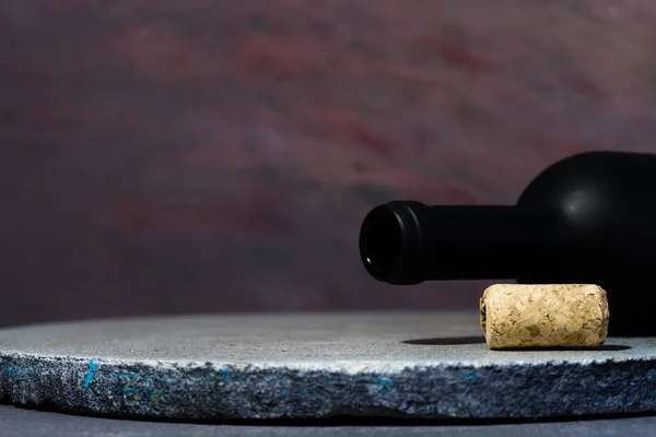 Eine Schwarze Flasche Rotwein Auf Einem Runden Steintisch Schöner Dunkler — Stockfoto