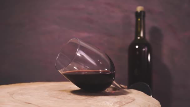 Glas Wijn Een Ronde Gekraakt Houten Tafel Draaiing Van 360 — Stockvideo