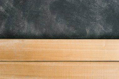 Yeni ahşap arka plan ve koyu mavi duvar doku