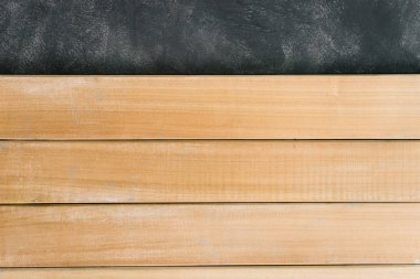 Yeni ahşap arka plan ve koyu mavi duvar doku