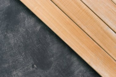 Yeni ahşap arka plan ve koyu mavi duvar doku