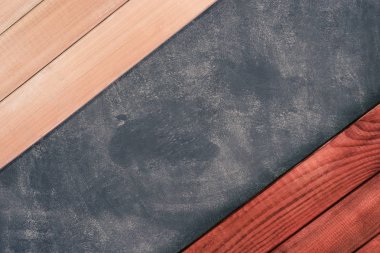 Yeni ahşap arka plan ve koyu mavi duvar doku