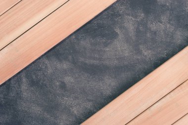 Yeni ahşap arka plan ve koyu mavi duvar doku