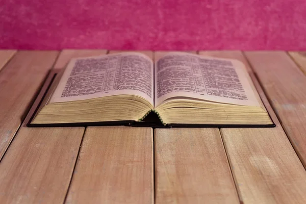 Biblia Crucifijo Una Nueva Mesa Madera Hermoso Fondo Pared Rosa —  Fotos de Stock