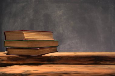 Eski meşe ahşap bir masa üzerine eski kitap. Güzel koyu arka plan.
