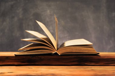 Eski meşe ahşap bir masa üzerine eski kitap. Güzel koyu arka plan.