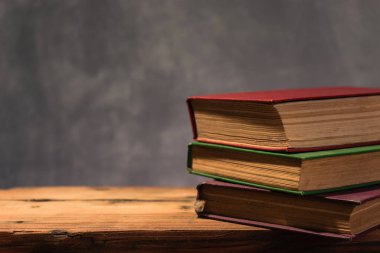 Eski meşe ahşap bir masa üzerine eski kitap. Güzel koyu arka plan.