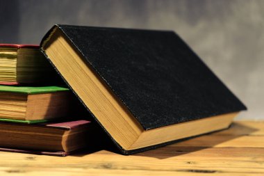 Eski meşe ahşap bir masa üzerine eski kitap. Güzel koyu arka plan.