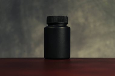 Siyah şişe kırmızı cam masa hapları için. Güzel koyu arka plan. 