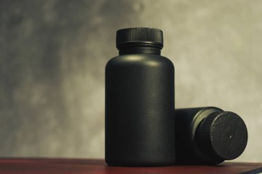 Siyah şişe kırmızı cam masa hapları için. Güzel koyu arka plan. 