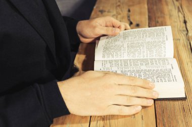 Kutsal İncil okuma eski bir meşe masada oturan adam