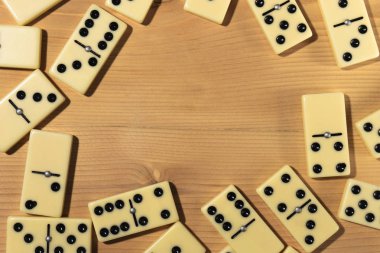 Bir arka plan ile masaya Domino