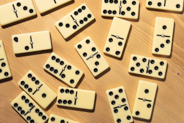 Bir arka plan ile masaya Domino