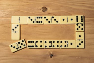 Bir arka plan ile masaya Domino