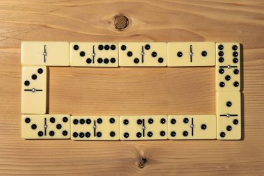 Bir arka plan ile masaya Domino