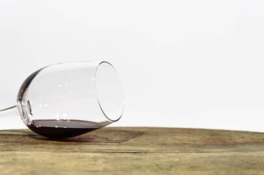 Bardak beyaz şarap bir yuvarlak masa üzerinde siyah bir şişe şarap. Güzel beyaz arka plan