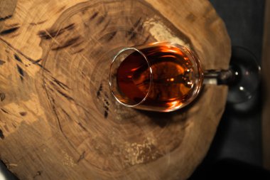 Bardak beyaz şarap bir yuvarlak masa üzerinde siyah bir şişe şarap. Güzel beyaz arka plan