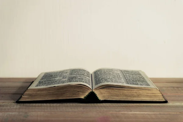 Bíblia Uma Nova Mesa Madeira Belo Fundo Conceito Religião — Fotografia de Stock
