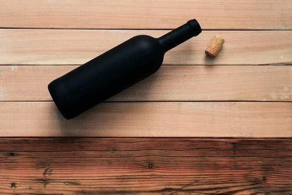 Schwarze Flasche Rotwein Auf Einem Neuen Roten Holztisch Schöner Hintergrund — Stockfoto